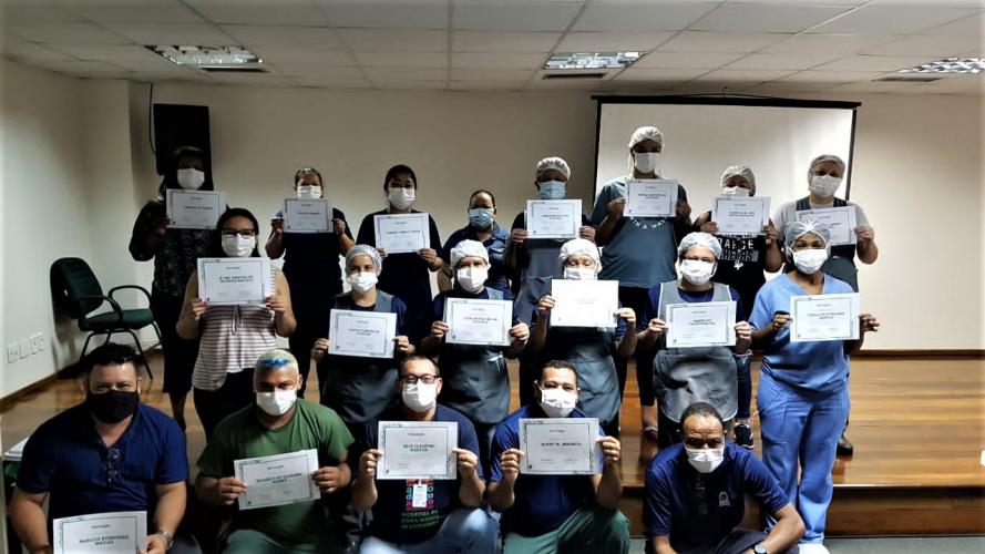 Equipe de limpeza recebe certificado em agradecimento à contribuição no combate ao Coronavírus