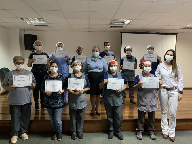 Equipe de limpeza recebe certificado em agradecimento à contribuição no combate ao Coronavírus